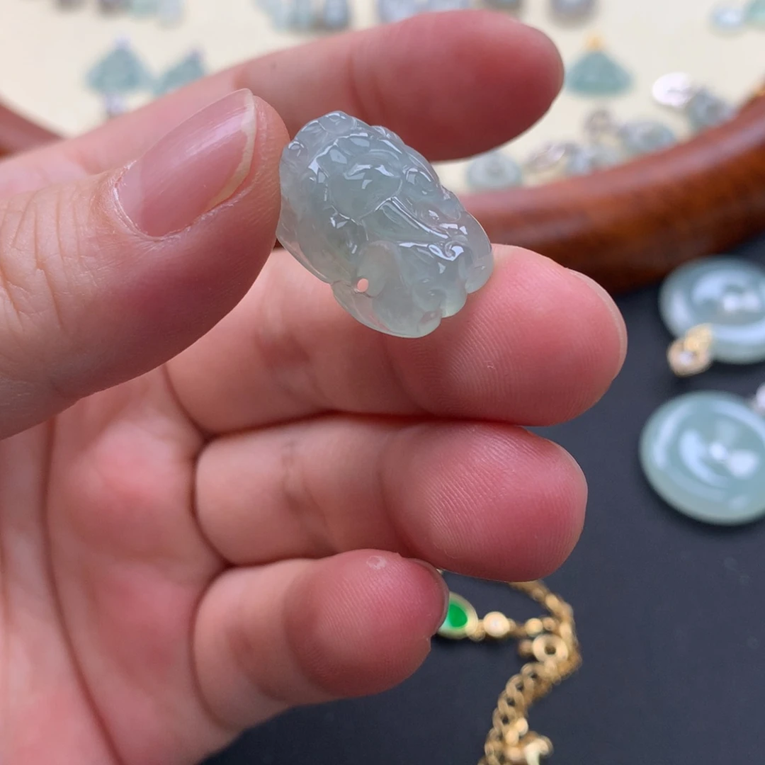 ℳ***恼翡翠未镶嵌颈饰翡翠貔貅