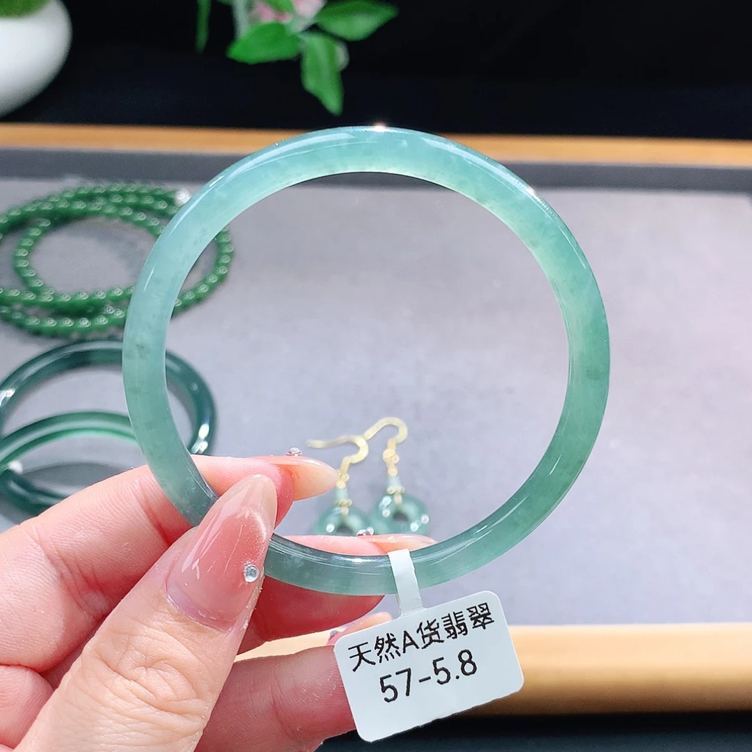 未镶嵌手镯（圆镯）翡翠