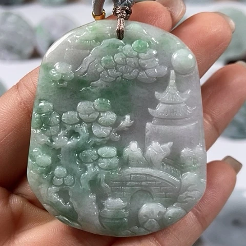 翡翠颈饰未镶嵌山水牌有棉点