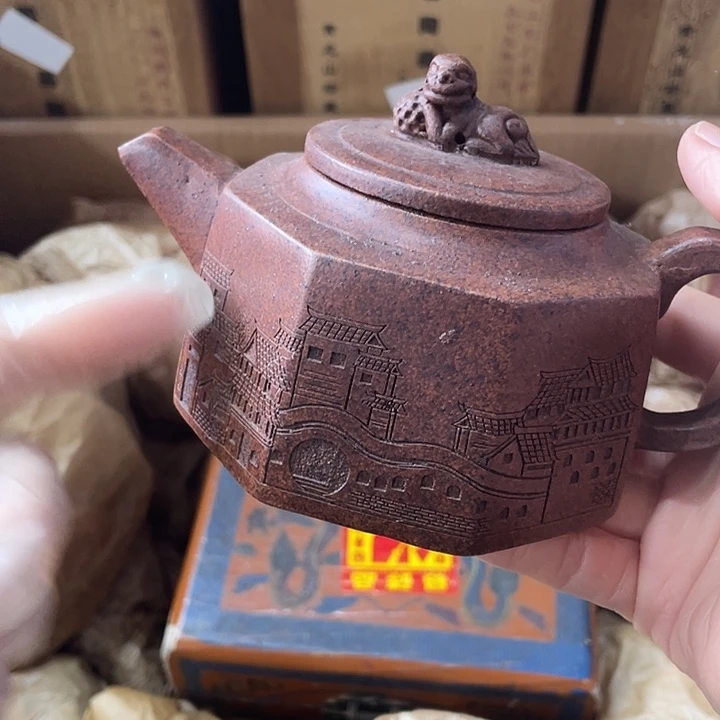 紫砂茶壶矿泥料，手工制作的一把紫砂壶。