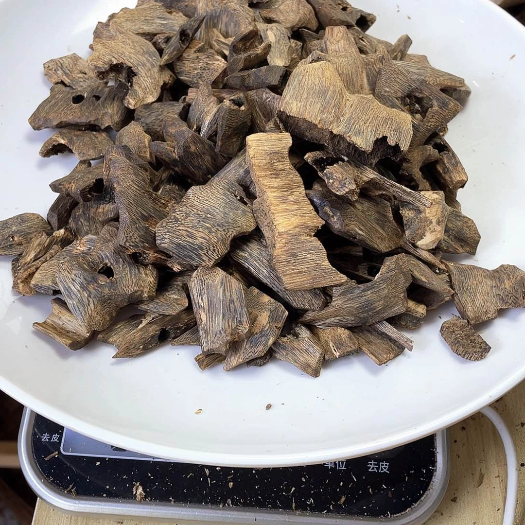 @***风木绿奇楠原材料透顶绿块料241克