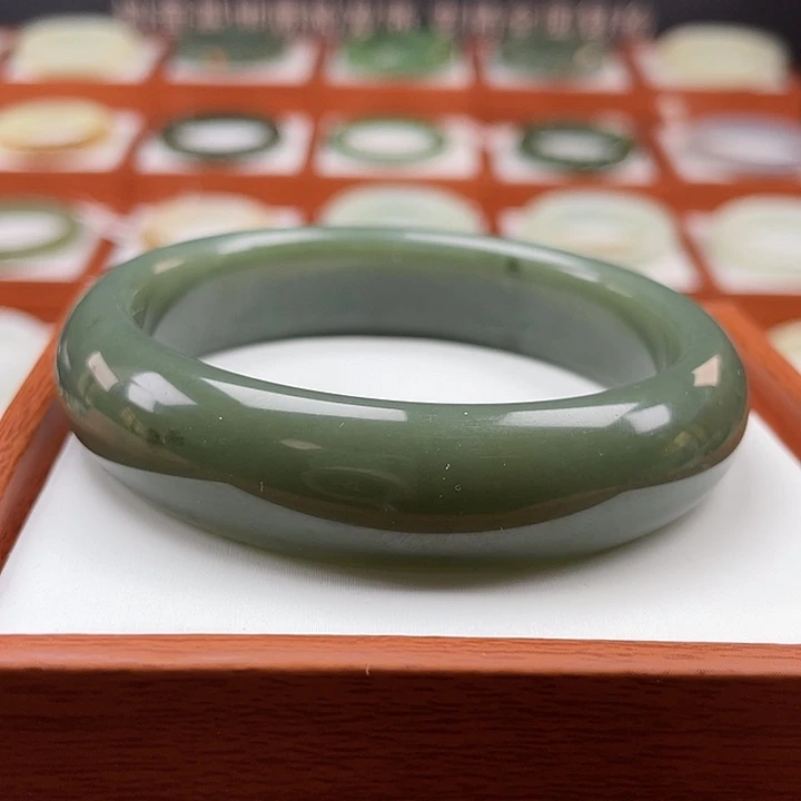 和田玉手镯未镶嵌沙枣青