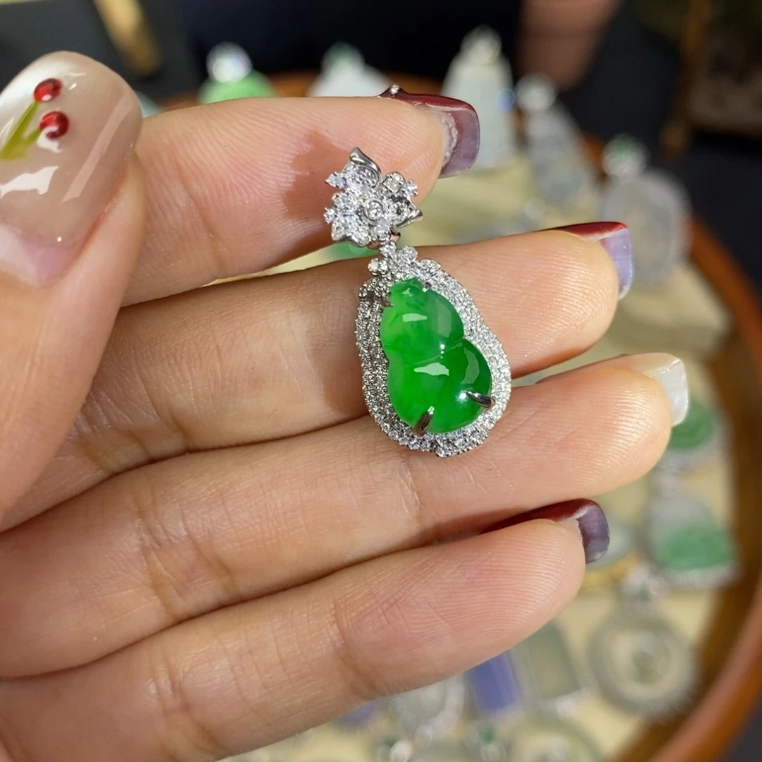 翡翠颈饰18K金镶嵌A货翡翠