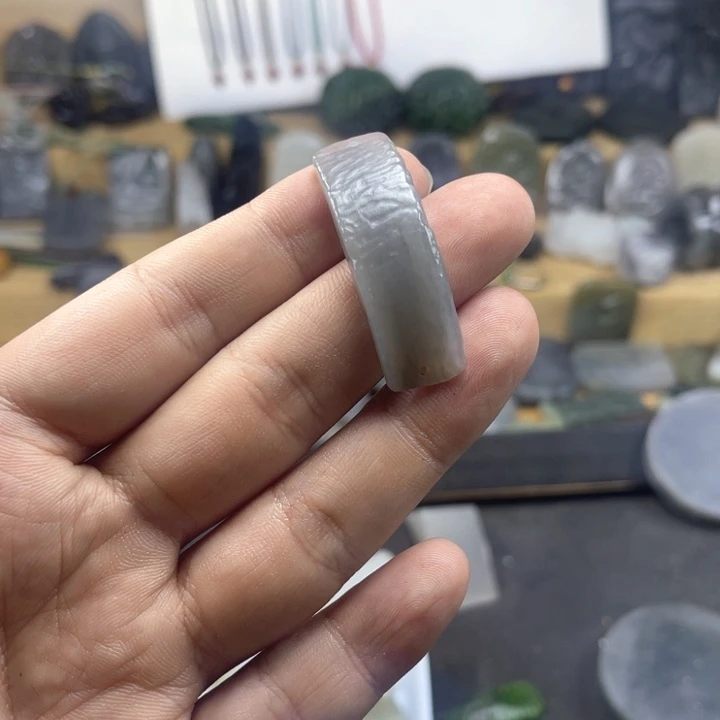 和田玉颈饰未镶嵌?**呀