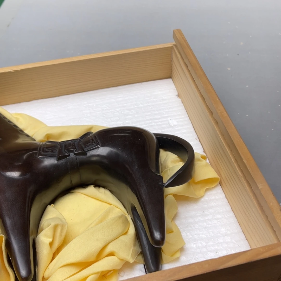 R***k瓷片密密麻麻地铺满一