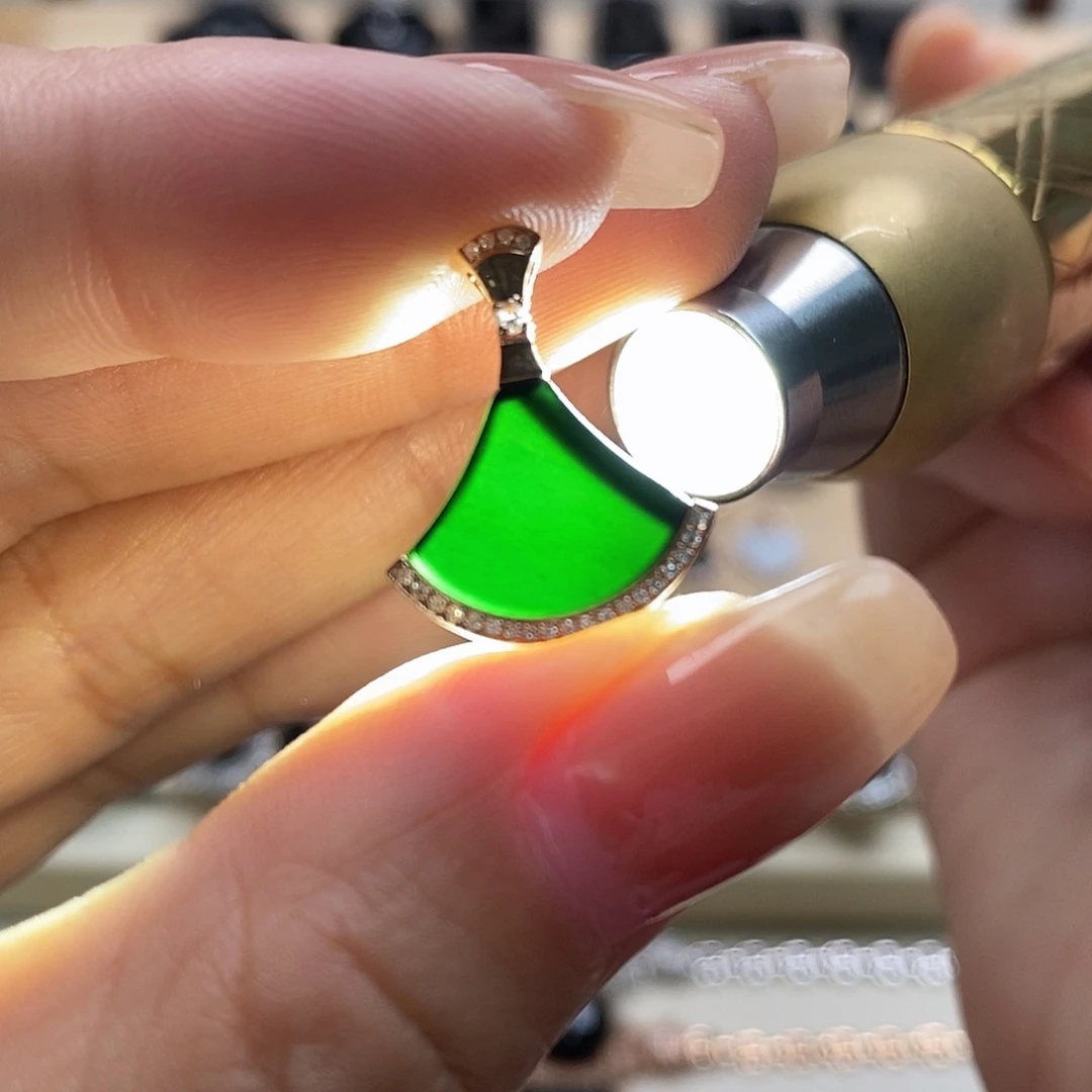 翡翠颈饰18K金镶嵌墨翠