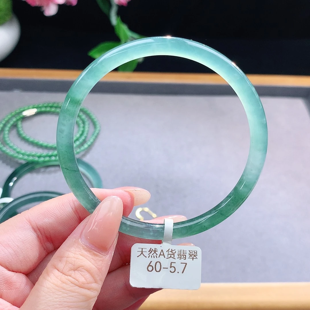 未镶嵌手镯（圆镯）翡翠
