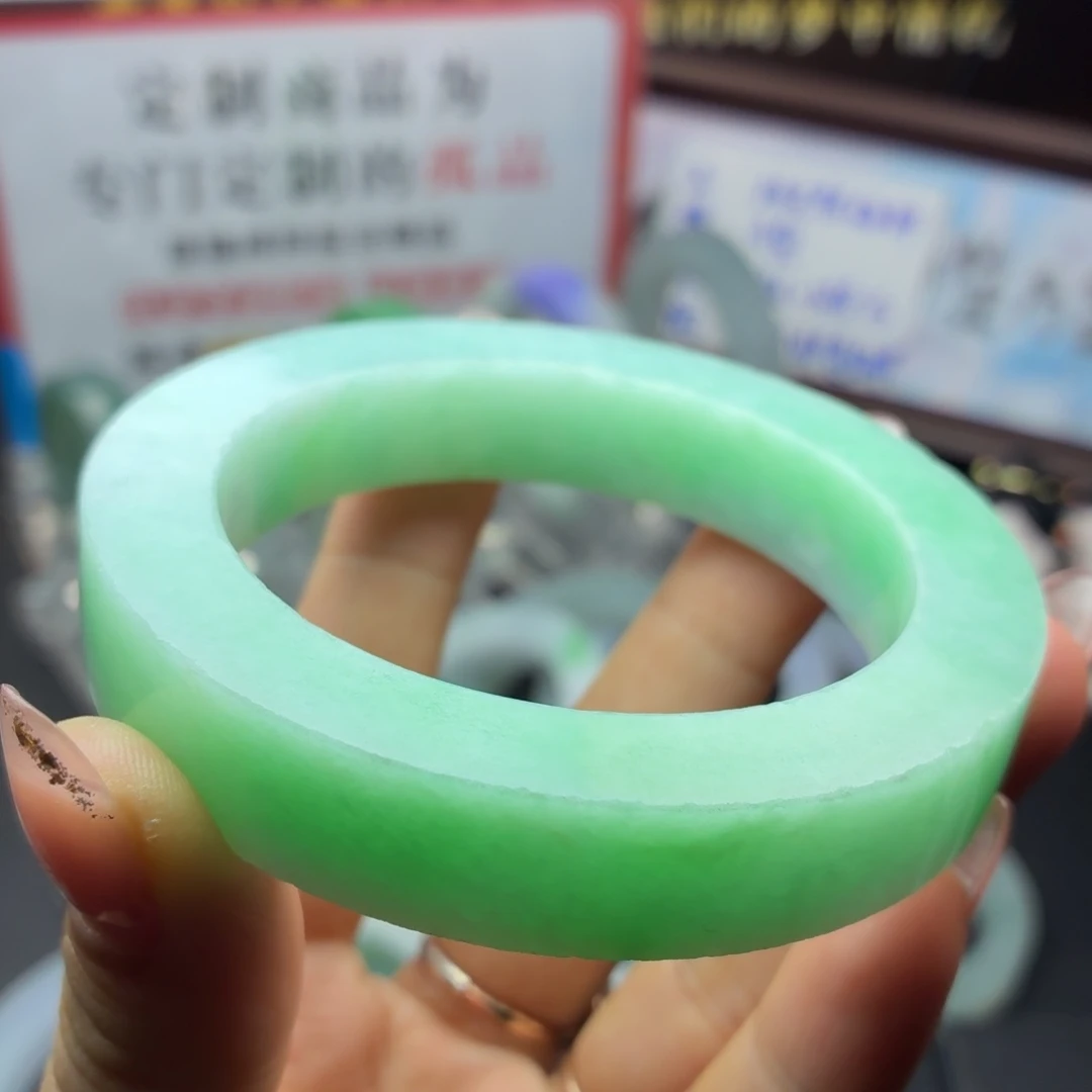 定制翡翠未镶嵌翡翠手镯