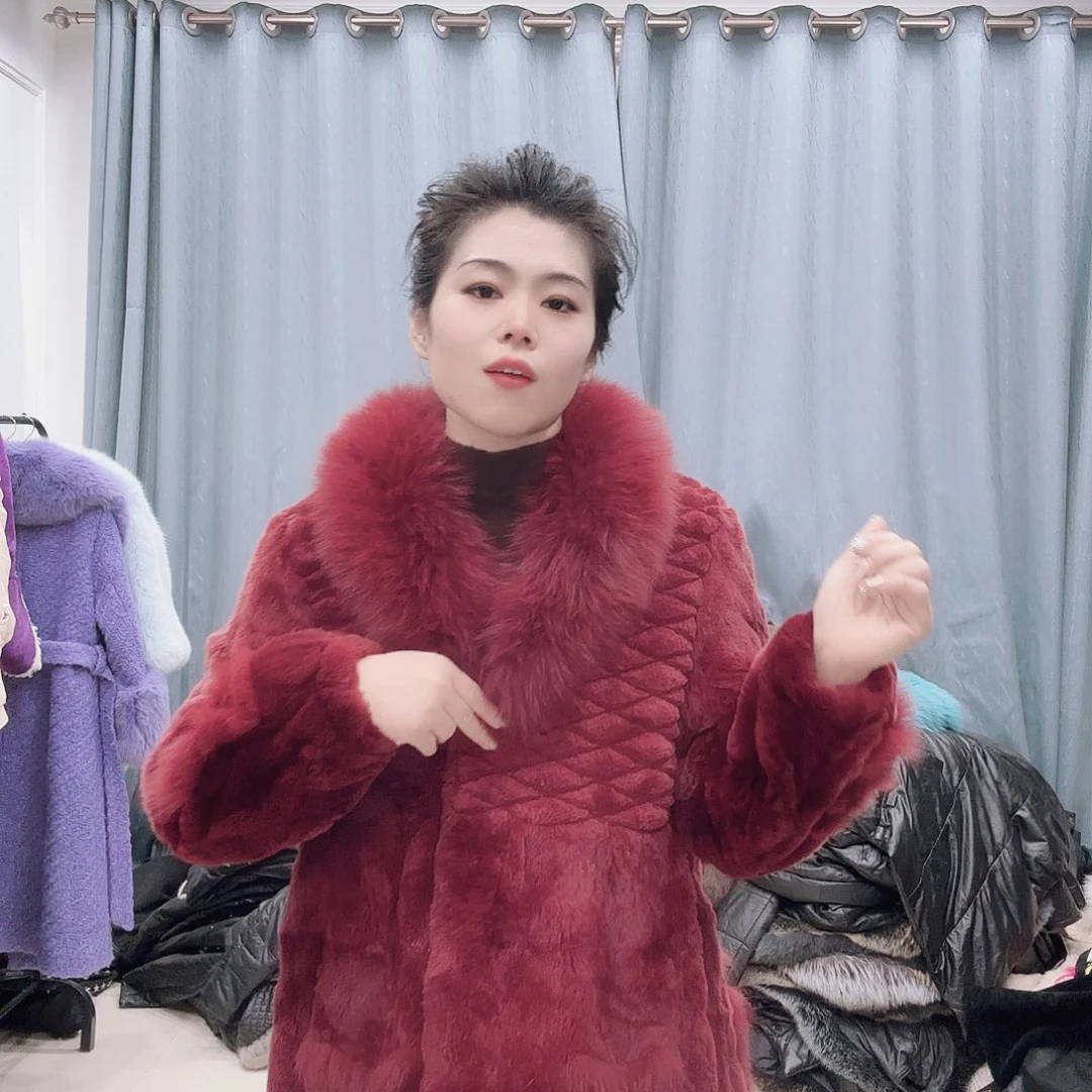 皮草搭配黑色西装和