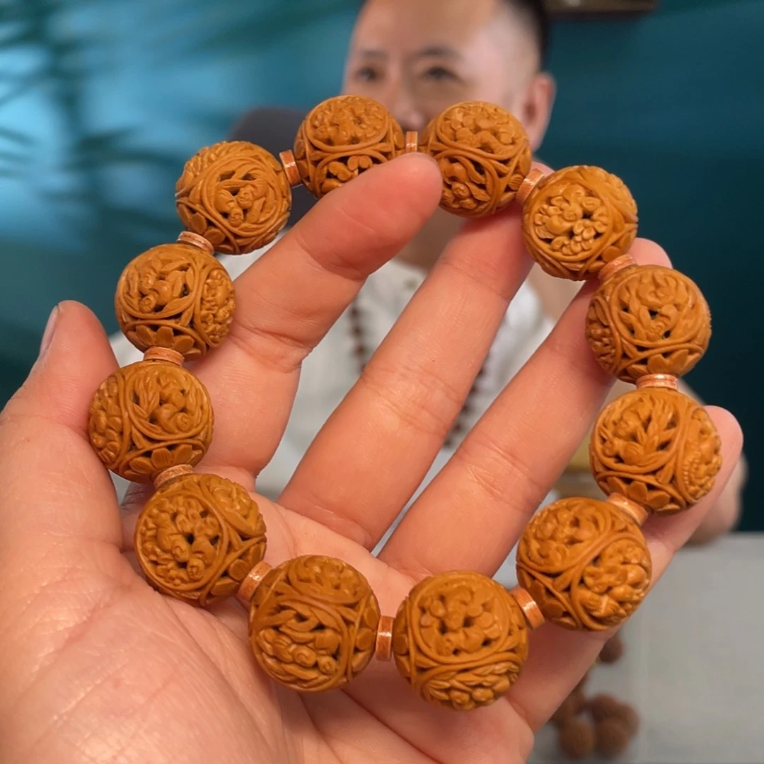 橄榄核细密工宫灯核雕作品