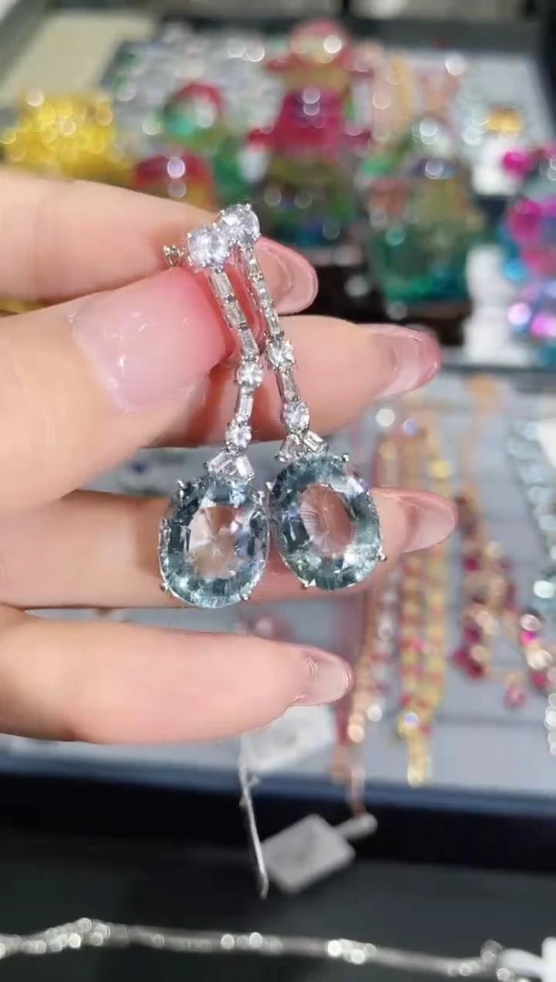 18K金镶嵌海蓝宝石耳饰