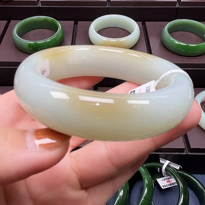 和田玉未镶嵌手镯