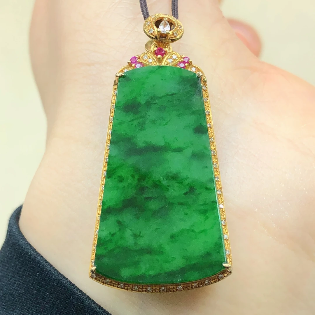 是18k金镶嵌天然a货翡翠珠宝玉石辣绿阳绿平安无事牌方牌子吊坠A7