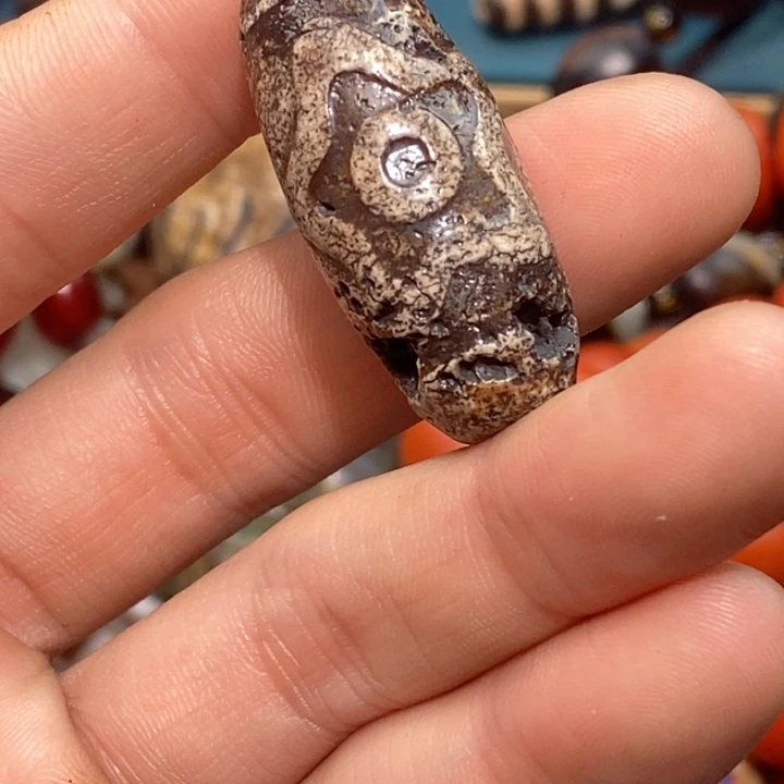 未镶嵌珠子玛瑙/玉髓珠子的颜色是蓝色和