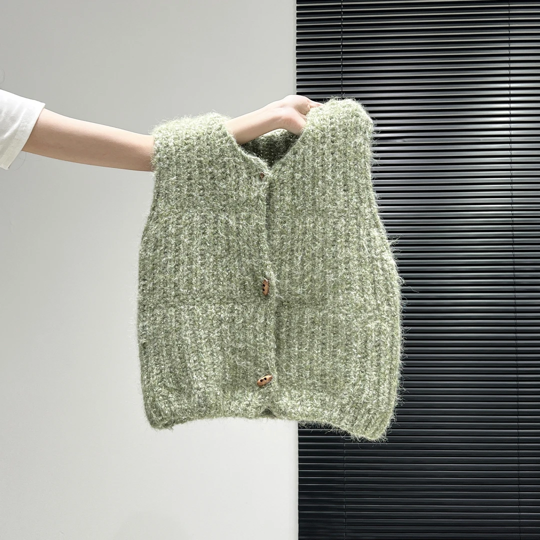 小婉薇减龄无袖针织马甲背心女2026秋冬设计感叠穿打底可外穿上衣