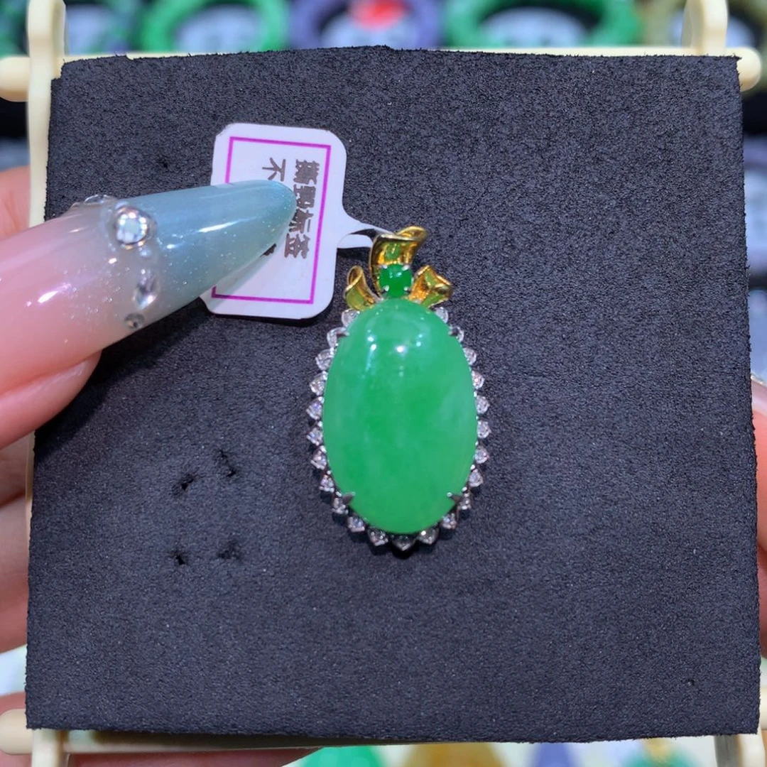 翡翠18K金镶嵌颈饰翡翠
