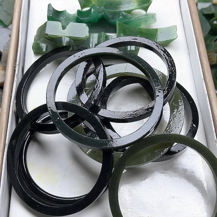 和田玉（糖玉）和田玉边角料9K金镶嵌福**间