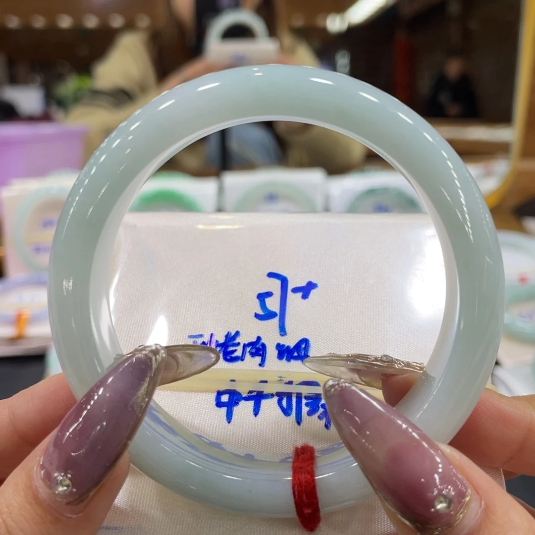 翡翠手镯未镶嵌翡翠