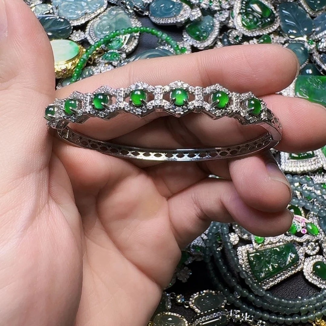 翡翠未镶嵌颈饰天然A货翡翠放漏