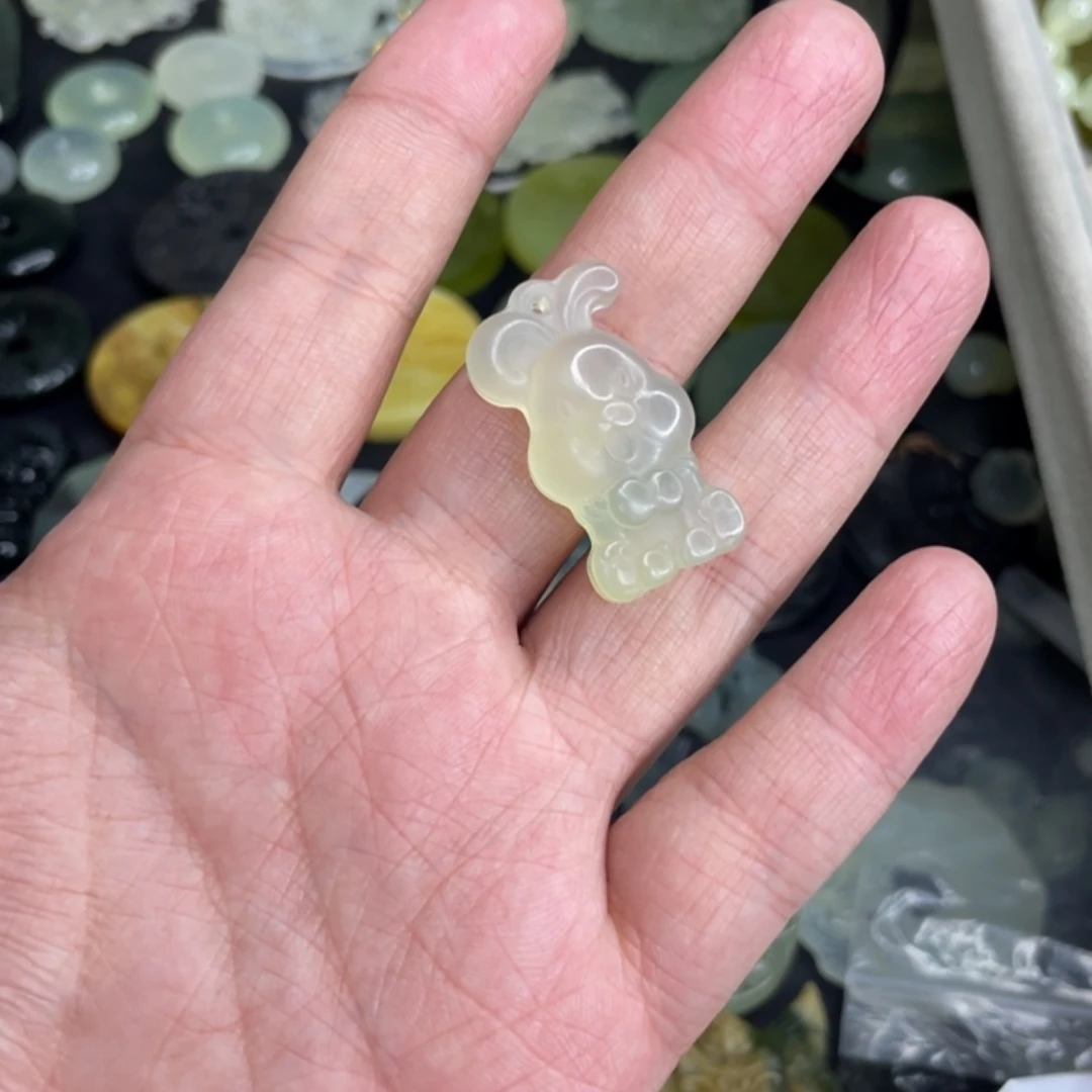青***栀岫玉未镶嵌颈饰兔子