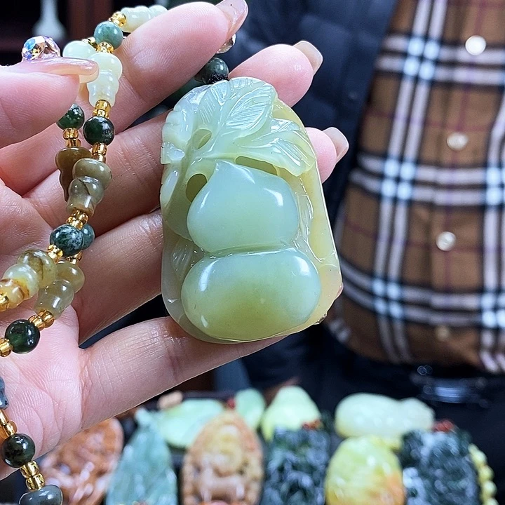 蛇纹石玉吊坠未镶嵌