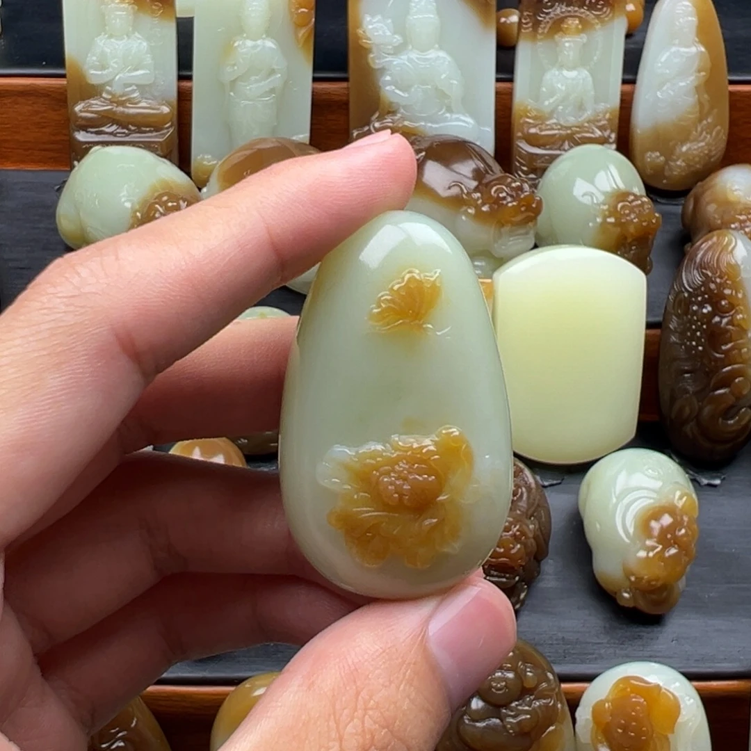 陌****和田玉未镶嵌颈饰