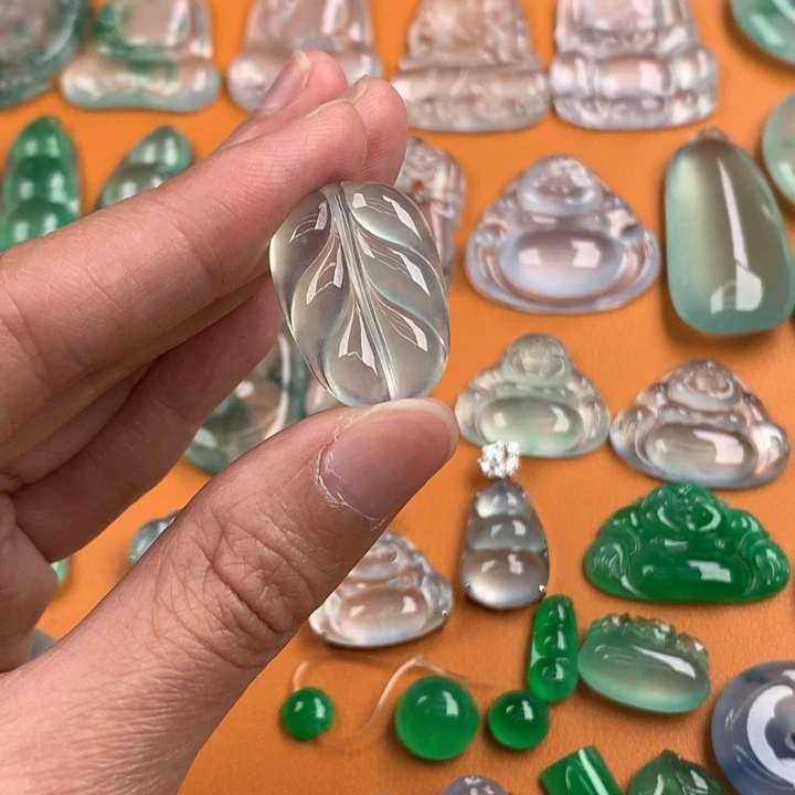 翡翠挂件未镶嵌…..