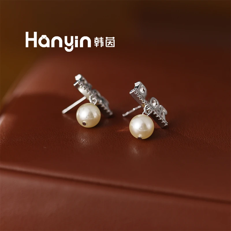 铜合金合成锆石耳饰 925银针雕家D字母高定灵动珠珠耳钉AAA