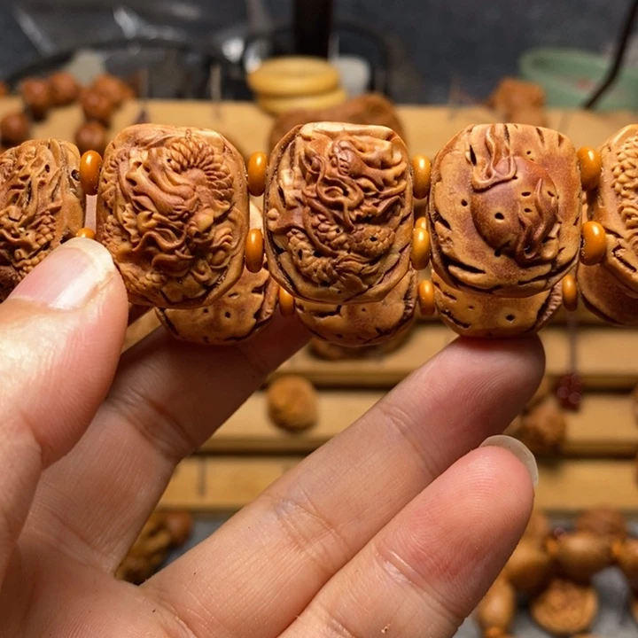 桃核雕刻九龙手牌