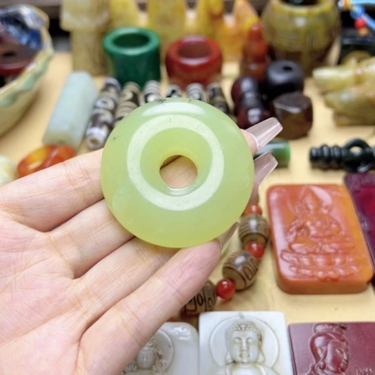 蛇纹石玉未镶嵌颈饰