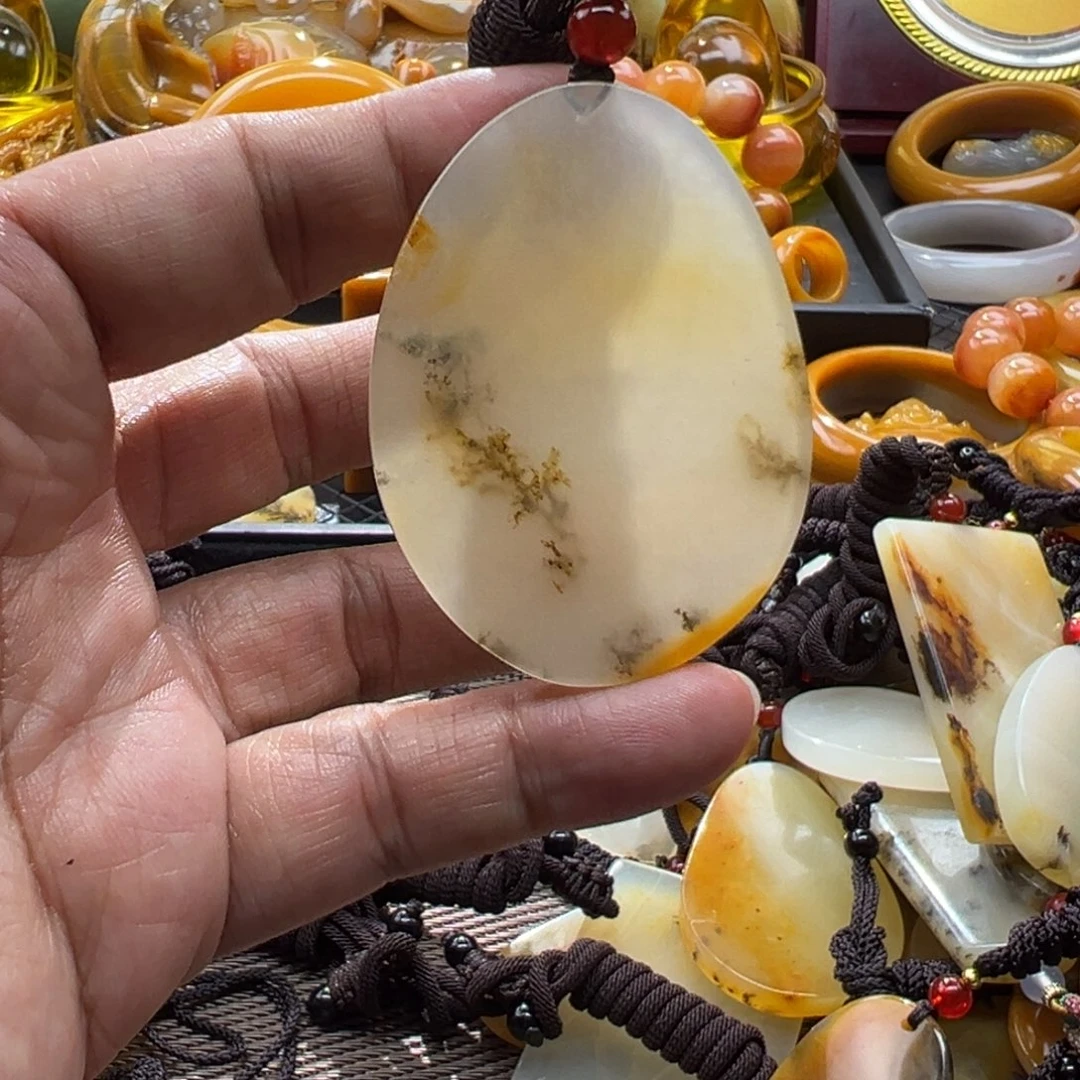 石英质玉未镶嵌颈饰