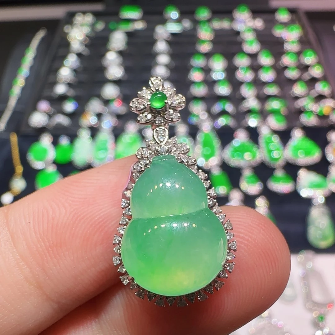 翡翠18K金镶嵌颈饰吊坠