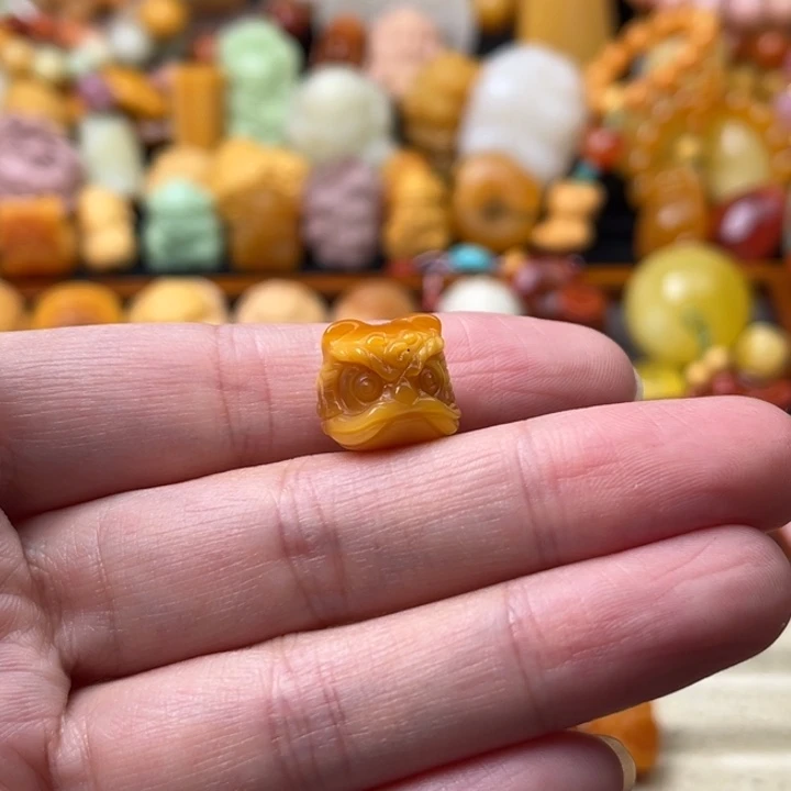 未镶嵌石英质玉（缅黄）珠宝半成品醒狮