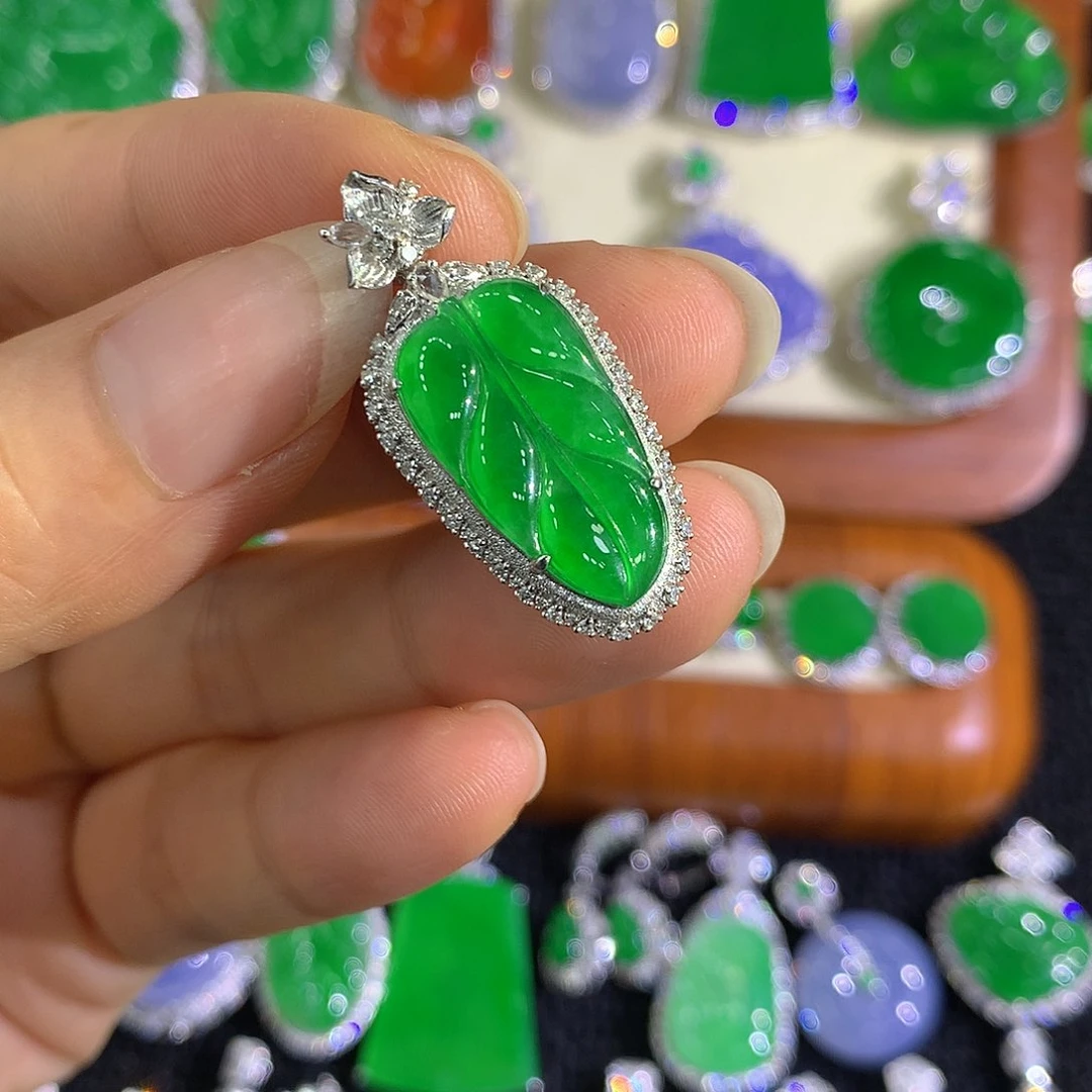 翡翠18K金镶嵌颈饰叶子