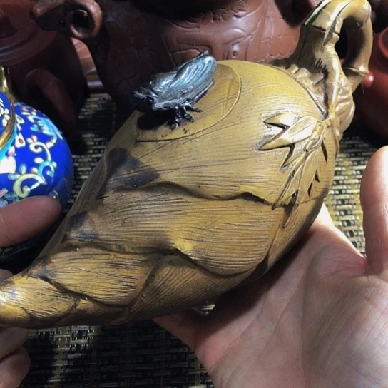 紫砂茶壶原矿泥料手工制作紫砂壶。