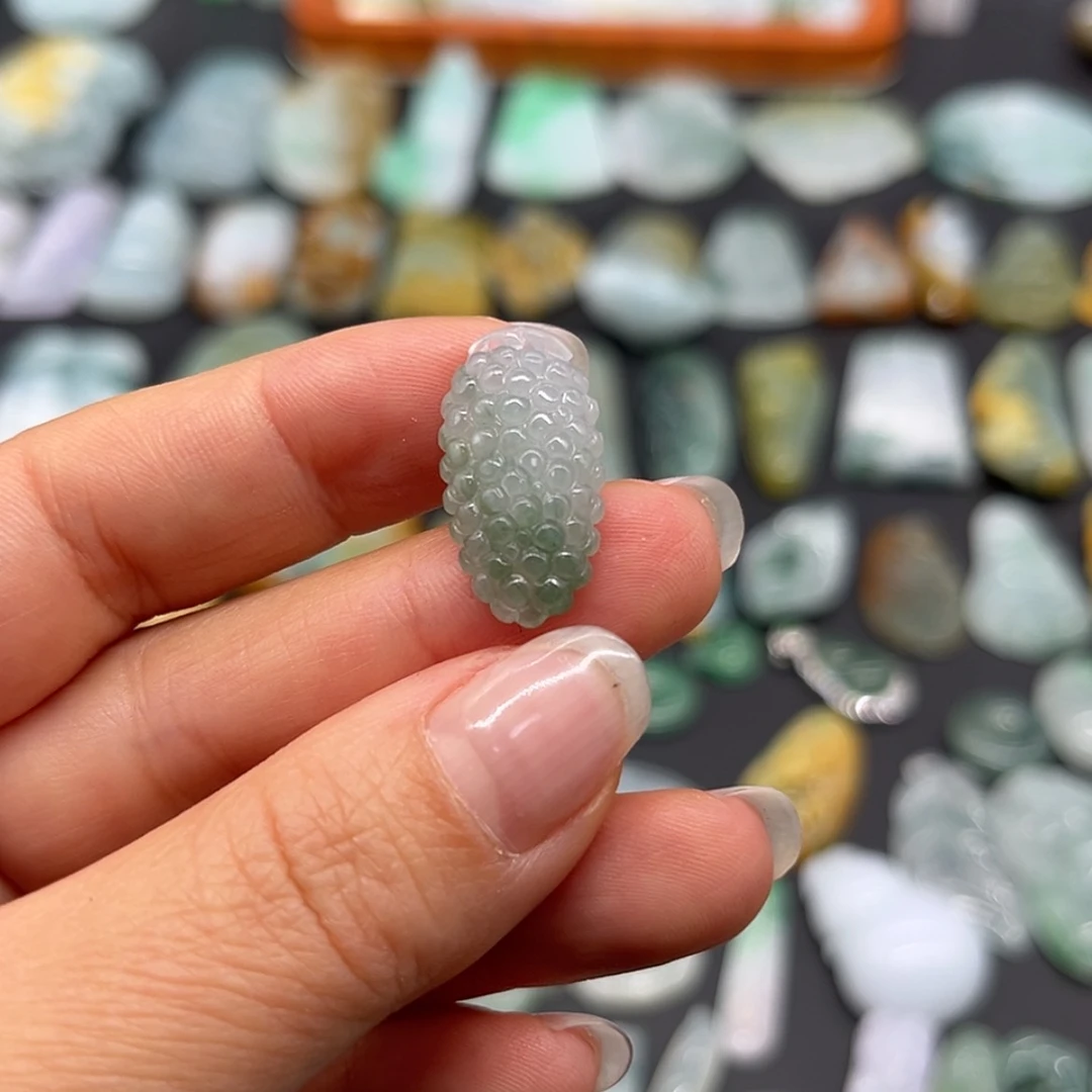 【闪购商品】翡翠颈饰未镶嵌葡萄