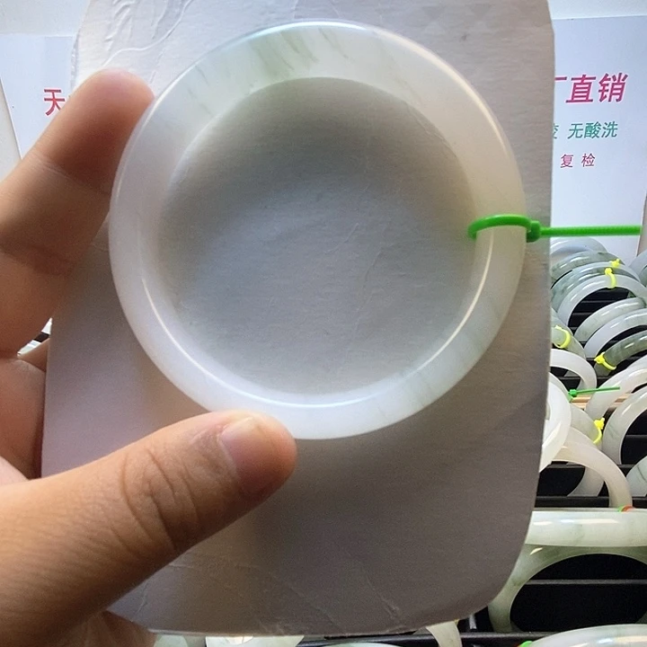 燕***子石英质玉未镶嵌手镯
