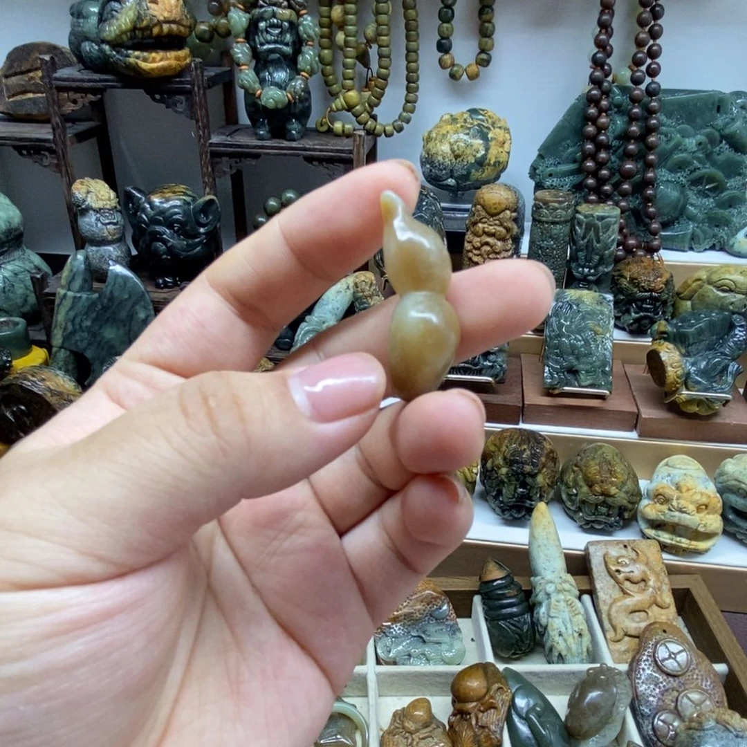 未镶嵌岫岩老玉（透闪石质玉）把件