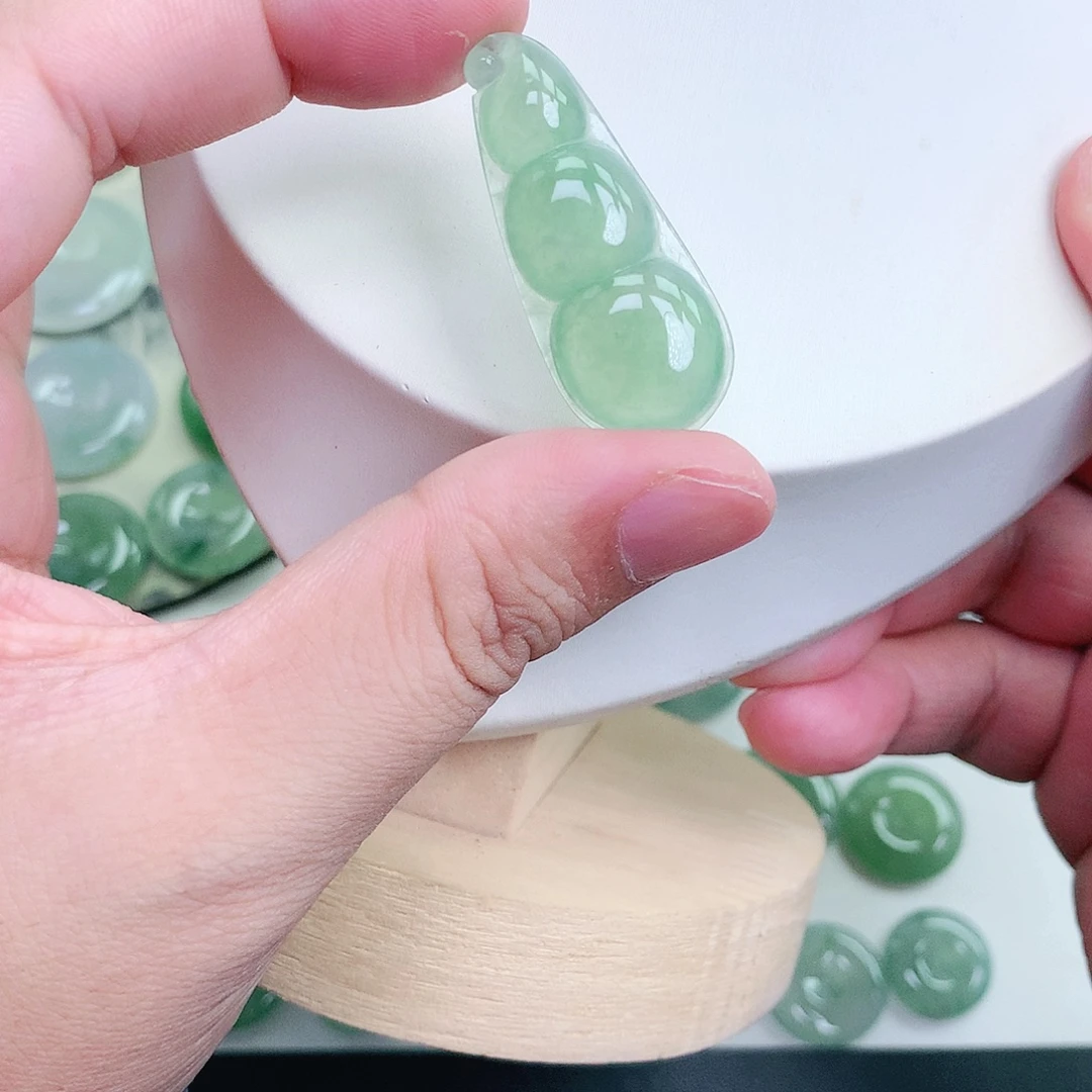 翡翠未镶嵌颈饰缅甸