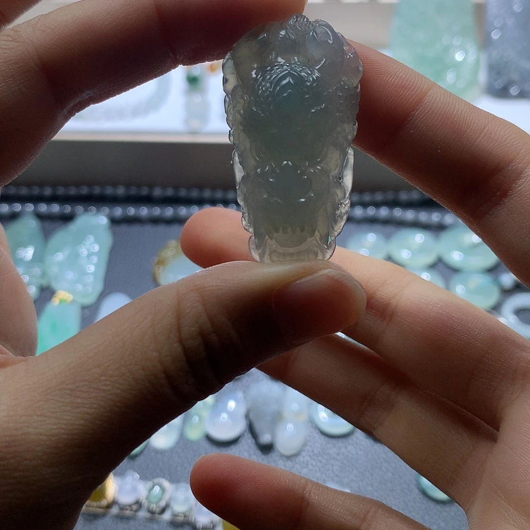 翡翠未镶嵌颈饰龙头