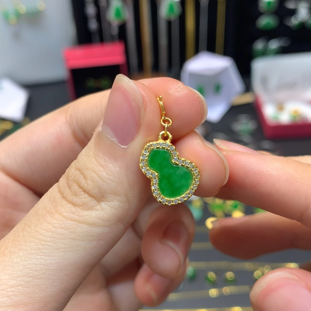 翡翠未镶嵌颈饰有纹裂