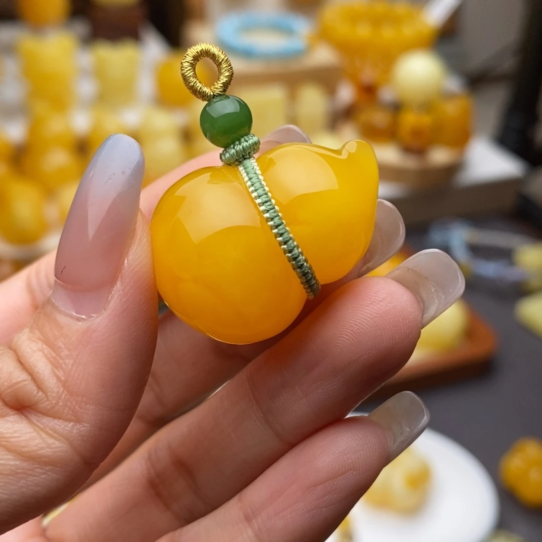 蜜蜡未镶嵌颈饰葫芦
