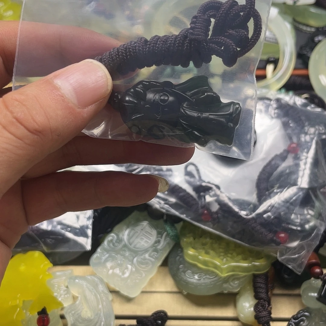 平***人蛇纹石玉未镶嵌颈饰