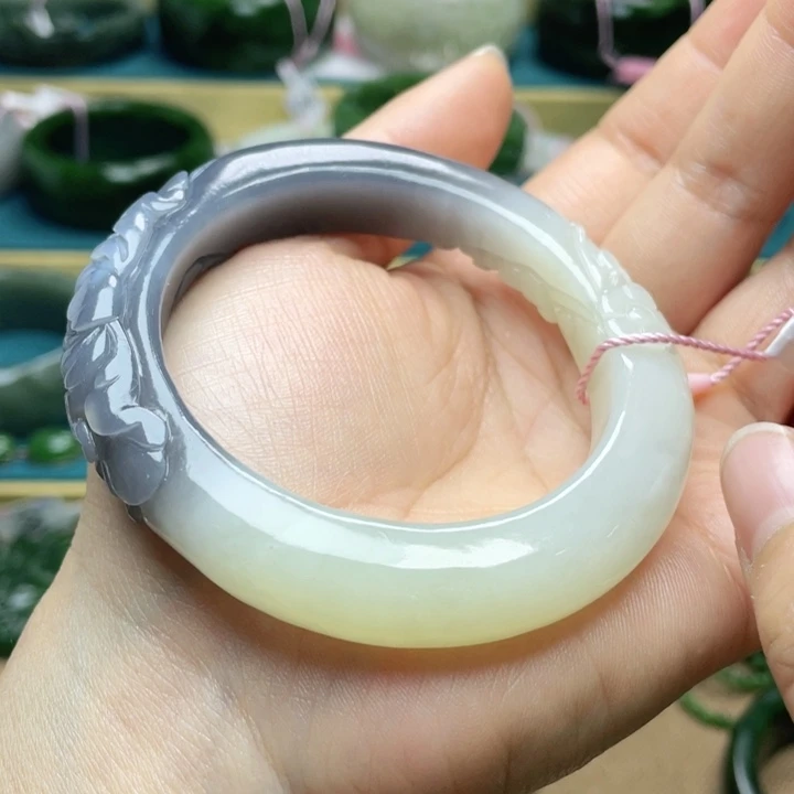 和田玉手镯56圈口。编号39未镶嵌