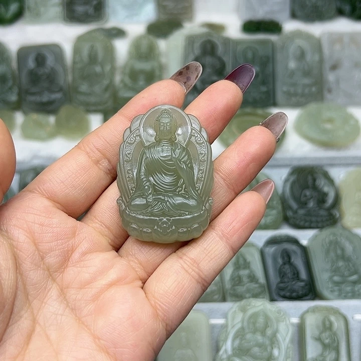 和田玉颈饰未镶嵌情****匿