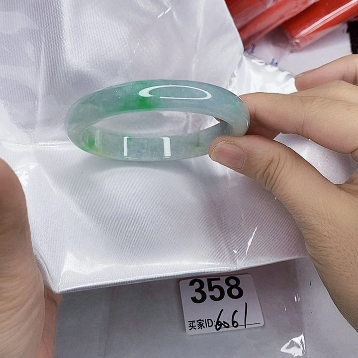 翡翠未镶嵌手镯一图一物实物为准（微瑕处理）