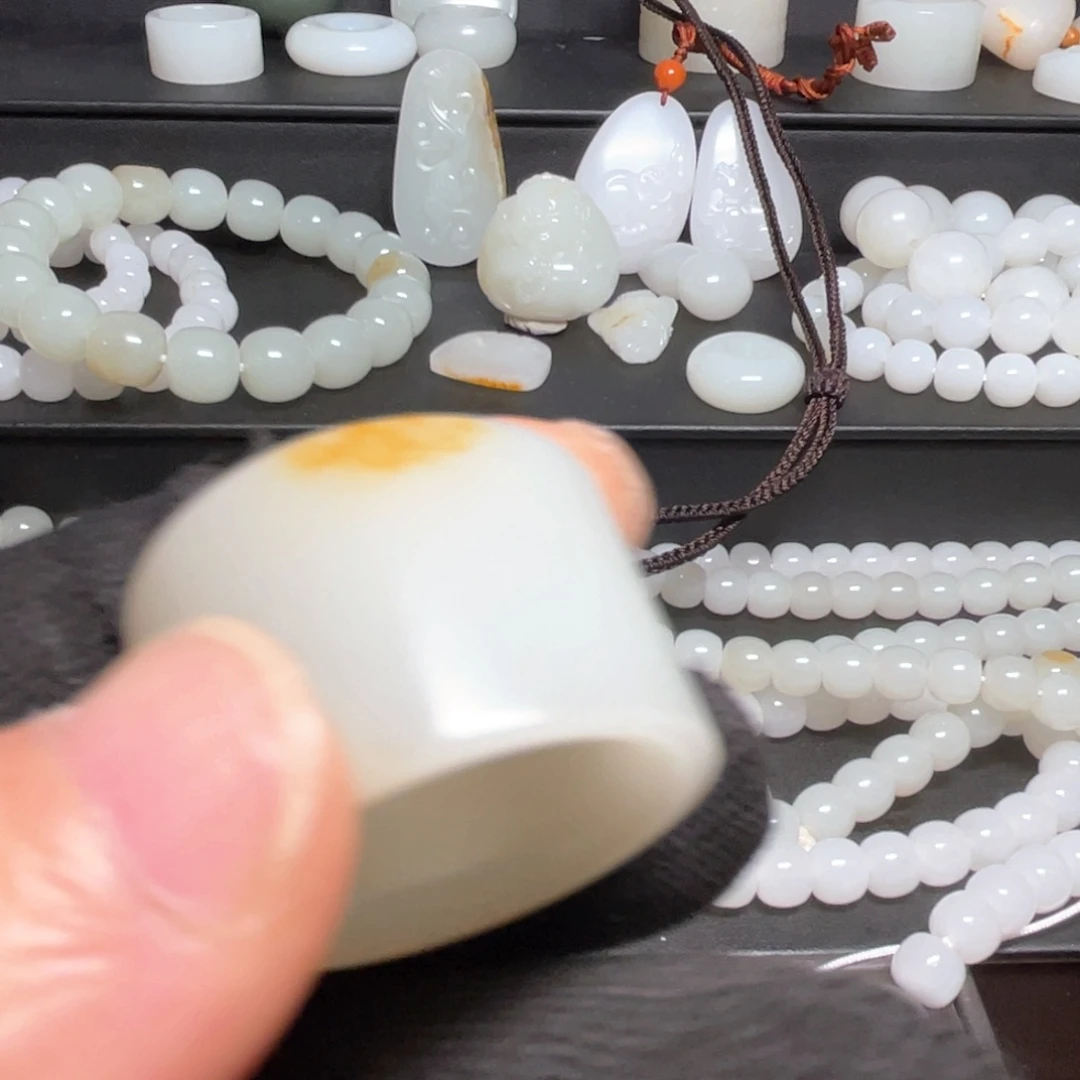 铁***鱼和田玉未镶嵌颈饰