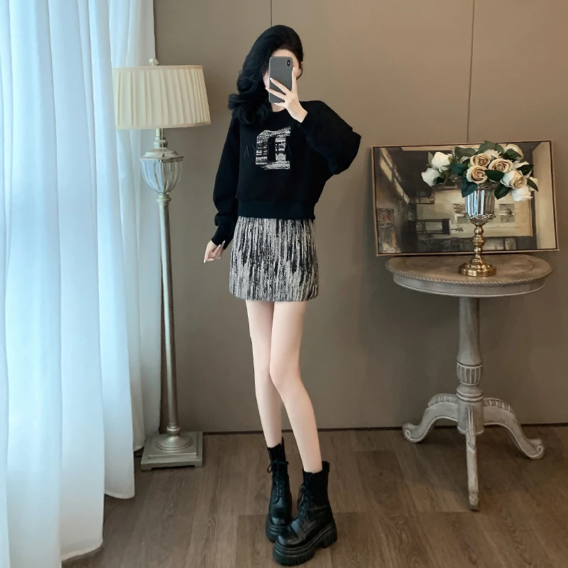 早春2025超火套装女减龄显瘦气质休闲上衣韩系穿搭卫衣短裙两件套