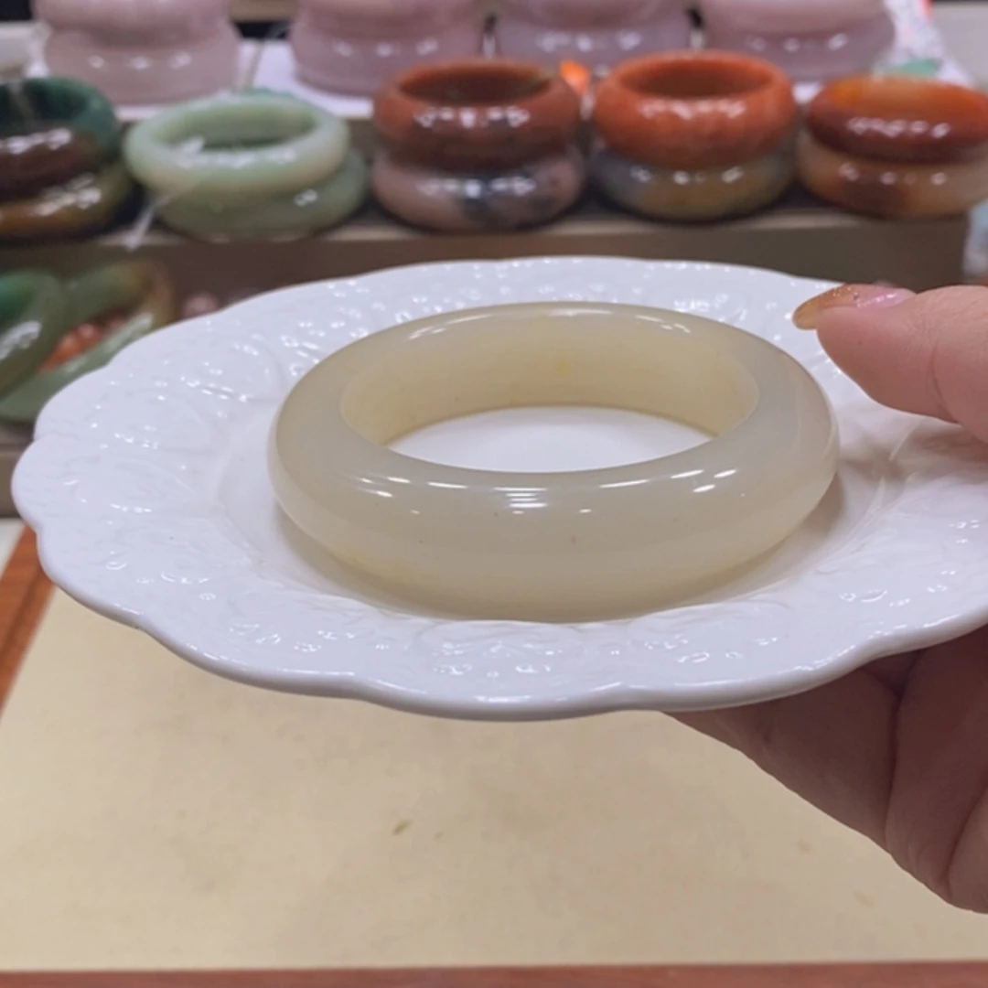 【闪购商品】未镶嵌手镯石英质玉