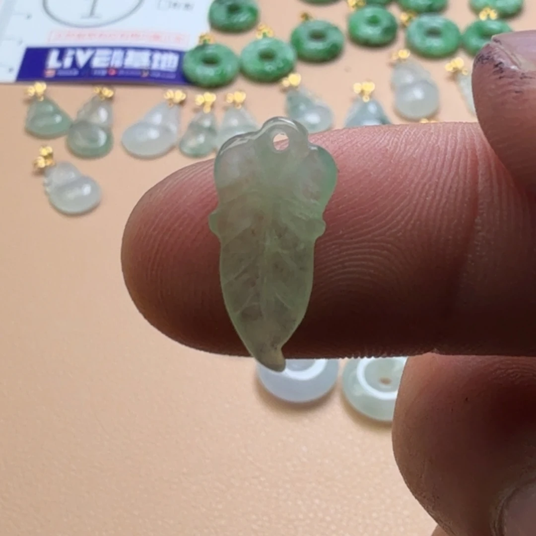翡翠未镶嵌颈饰44